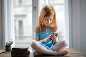 Read more about the article Kötődés vagy függőség? – Emberi kapcsolat vs kütyük